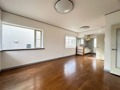 【居間・リビング】 | カーサビアンカ | 1階・南東向きリビングダイニングキッチン12.2帖☆陽当たりの良い角部屋三面採光のお部屋です♪広めのキッチンスペースで毎日楽しくお料理もできますね！