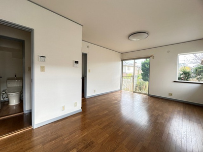 【居間・リビング】 | カーサビアンカ | 1階・南東向きリビングダイニングキッチン12.2帖☆キッチン側からの眺めです！椅子とテーブルを囲んで家族団欒の時間を過ごせます♪