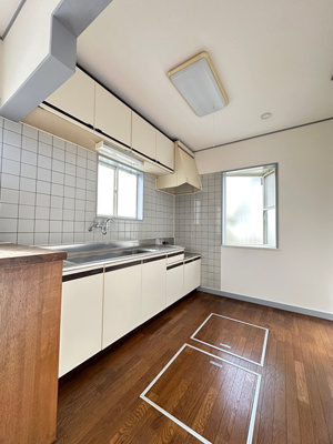 【キッチン】 | カーサビアンカ | 換気のできる窓のあるキッチンはガスコンロ設置可能☆場所を取るお鍋やお皿もすっきり収納できます♪