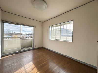 【洋室】 | カーサビアンカ | 2階・南東向き洋室5.5帖☆バルコニーに繋がる陽当たりの良い角部屋・二面採光のお部屋です♪洋室なのでお掃除もカンタンです！