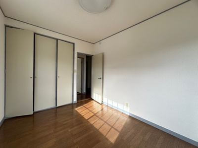 【洋室】 | カーサビアンカ | 2階・南東向き洋室5.5帖☆クローゼットがあります♪お洋服がスッキリ収納できて、整理しやすくなりますね☆