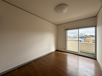 【洋室】 | カーサビアンカ | 2階・南東向き洋室5.5帖☆階段を上がって左手前、バルコニーに繋がる陽当たりの良いお部屋です♪ベッドを置いて寝室にするのもオススメです☆