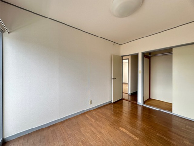 【寝室】 | カーサビアンカ | 2階・南東向き洋室5.5帖☆こちらのお部屋にもクローゼットがあります♪お洋服の多い方もお部屋が片付いて快適に過ごせますね♪