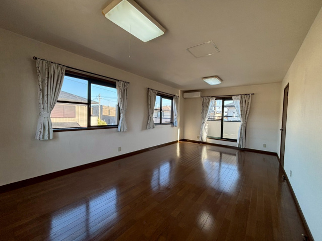 三瀦町戸建の居間・リビング|こちらのリビングで趣味の時間をお楽しみください