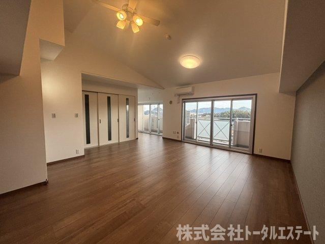 アーベインヒルズ向洋A棟の居間・リビング