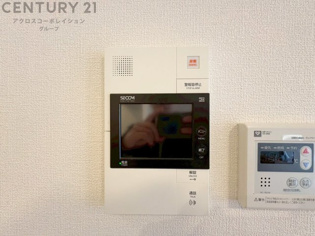 訪問者が来たときにテレビ画面で確認できるため、安心してドアを開けられます。録画機能があるものもあり、留守中に来訪者を記録しておくことができます。利便性が高く、セキュリティ面でも安心です。