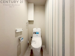 温水洗浄便座付トイレは温水洗浄機能により、暖かい水でおしりを洗浄することができ、冷たい水を使う従来の便座に比べ、温水洗浄機能で暖かいトイレを提供し、快適な使用を可能にします。