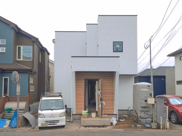 富士見市鶴馬１丁目の新築一戸建の外観|2026年4月撮影　
鶴瀬駅徒歩10分、スーパー徒歩2分の便利な立地に建つ新築一戸建て！
駐車スペースは2台分あり、セカンドカー利用も可能です。
資料請求やご見学などお気軽にお問い合わせください。