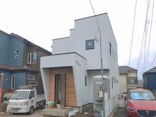 富士見市鶴馬１丁目の新築一戸建の外観|折上天井で開放的なリビングは18.5帖以上のゆとりの広さです。
リビングイン階段は家族のコミュニケーションもスムーズ♪