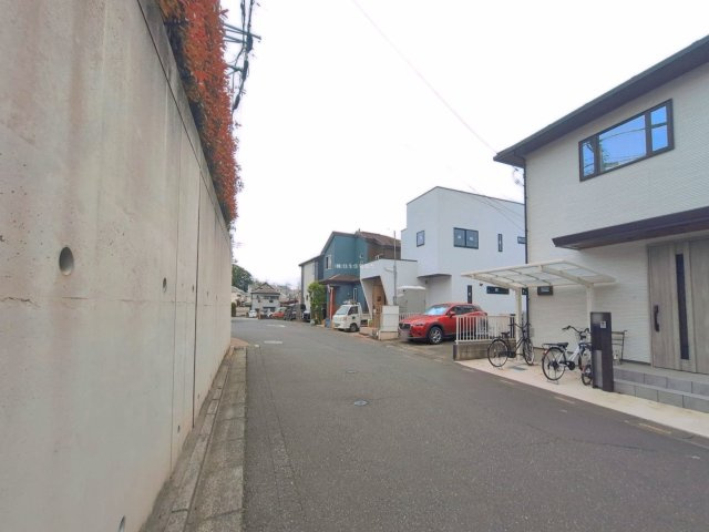 富士見市鶴馬１丁目の新築一戸建の前面道路含む現地写真|前面道路は6.1mあり、開放的です。