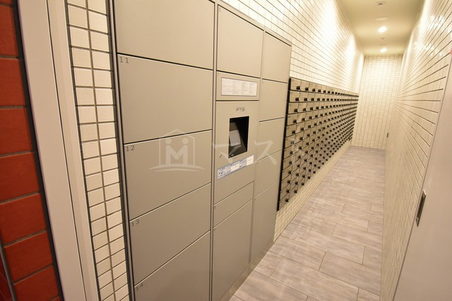 プレサンス谷町九丁目駅前のロビー