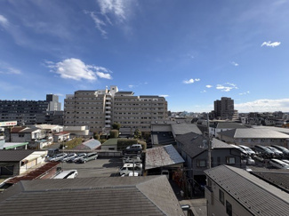 【展望】 | 眼前に広がる空の雄大さと、このお部屋の自慢の一つである「眺望」をご覧ください。毎日、この景色を独り占めできる新生活に夢が広がります。～即日のご見学可能～　お問合せはお気軽にどうぞ。