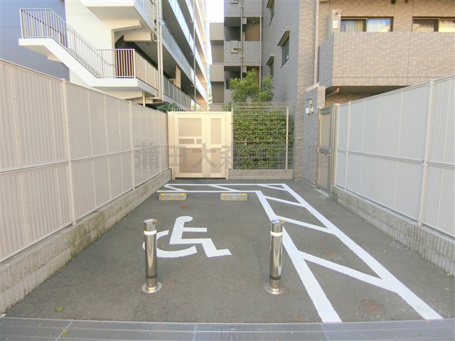 ルーブル大鳥居伍番館の駐車場