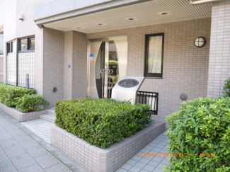 【エントランス】 | タイル張りのモダンなエントランス部分です。