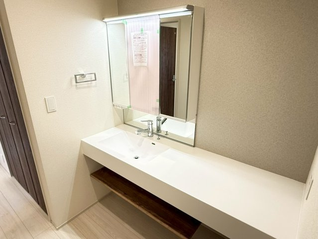 川越市豊田町2丁目　新築一戸建て　2号棟の独立洗面台|独立洗面台、小物を置くことができて便利です