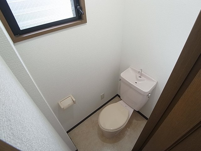 前田マンションのトイレ|トイレには窓も付いてます
