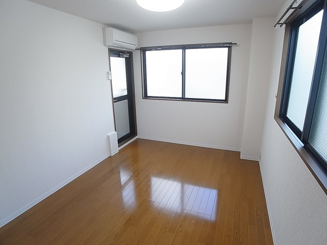 前田マンションの居間・リビング|角部屋で日当たり良好の室内