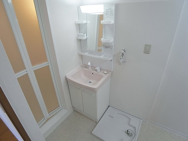 前田マンションの洗面所|シャンプードレッサーの独立洗面台