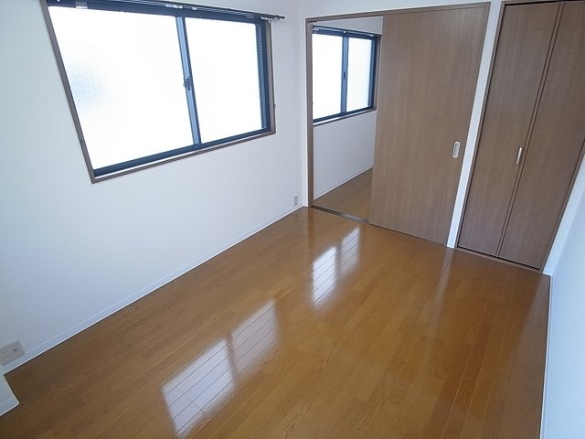 前田マンションの内装|ワンフロア1戸に付き窓が多く明るいです