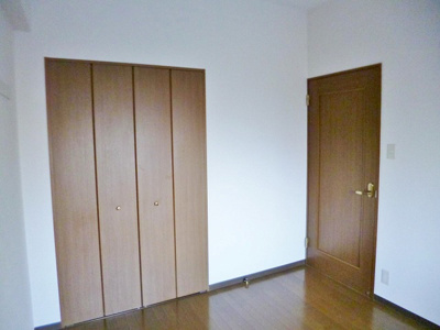 【寝室】 | リヴィエール向ヶ丘 | 洋室5.2帖☆こちらのお部屋にもクローゼットがあります♪お洋服の多い方もお部屋が片付いて快適に過ごせますね☆