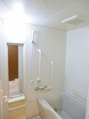 【浴室】 | リヴィエール向ヶ丘 | 家族の入浴時間がずれても温められる追い焚き機能付きのバスルーム☆お風呂に浸かって一日の疲れもすっきりリフレッシュ♪