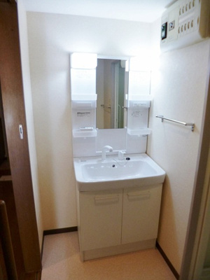 【洗面所】 | リヴィエール向ヶ丘 | 洗髪洗面化粧台で忙しい朝にも寝癖の付いた頭にも優しい☆お化粧するときにも大活躍です♪