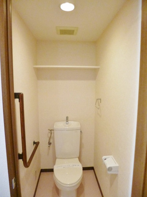 【トイレ】 | リヴィエール向ヶ丘 | 人気のバストイレ別です♪小物を置ける便利な棚やタオルハンガーも付いています♪
