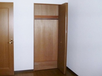 【収納】 | リヴィエール向ヶ丘 | 洋室5.6帖のお部屋にあるクローゼットです♪かさばりやすいコートなどもハンガー掛けができて綺麗に片付きます☆