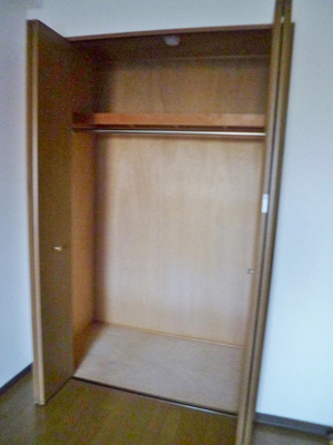 【収納】 | リヴィエール向ヶ丘 | 洋室5.2帖のお部屋にあるクローゼットです♪クローゼットが2ヶ所あるのが便利ですよね！