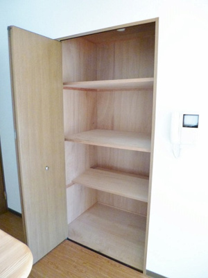 【収納】 | リヴィエール向ヶ丘 | リビングダイニングキッチンにある収納スペースです！荷物の多い方も安心！