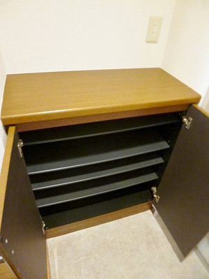 【玄関】 | リヴィエール向ヶ丘 | 玄関には上下タイプのシューズボックス付き！間のスペースは飾り棚や小物置き場として活用できます♪お客様もスムーズにお出迎えできますね☆