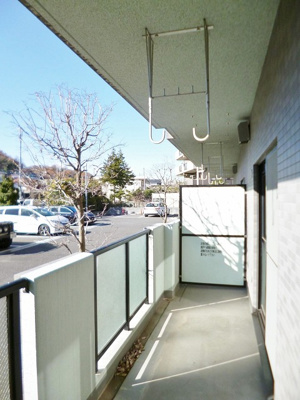 【バルコニー】 | リヴィエール向ヶ丘 | バルコニーは南西向きなので、お洗濯物はお昼からでも乾きそう♪2部屋から出入りできるのでお洗濯物の出し入れに便利☆