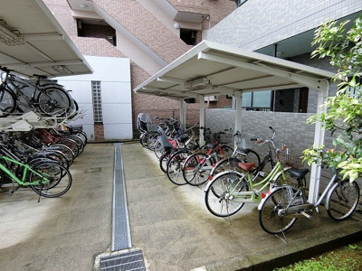 【設備】 | リヴィエール向ヶ丘 | 屋根付きの駐輪場で雨が降っても大切な自転車が濡れなくてすみますね♪駅まで自転車もおすすめです！