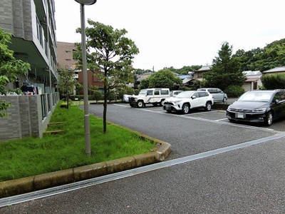 【駐車場】 | リヴィエール向ヶ丘 | いつでも目の届く敷地内に駐車場があります♪お車をお持ちのファミリーさんにオススメです☆