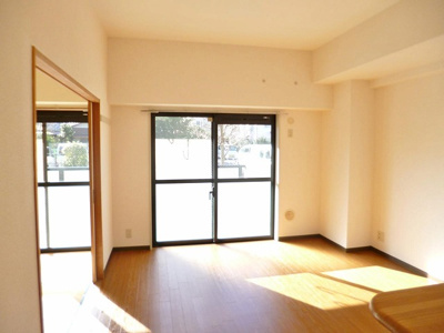 【居間・リビング】 | リヴィエール向ヶ丘 | 南西向きリビングダイニングキッチン13.1帖☆バルコニーに繋がるお部屋です♪広めの空間でゆったり過ごせます♪