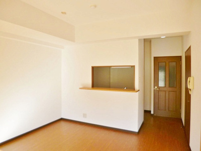 【居間・リビング】 | リヴィエール向ヶ丘 | 南西向きリビングダイニングキッチン13.1帖☆女性に人気なカウンターキッチンです！椅子とテーブルを囲んで家族団欒の時間を過ごせます♪