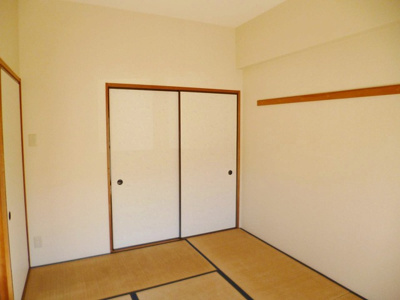 【寝室】 | リヴィエール向ヶ丘 | 南西向き和室6帖☆押入れがあります♪荷物をたっぷり収納できてお部屋がすっきり片付きます☆