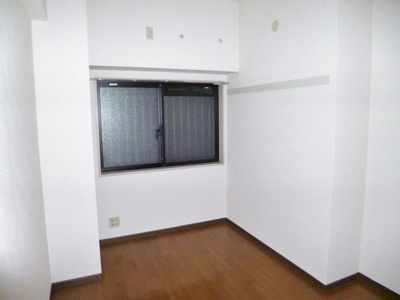 【洋室】 | リヴィエール向ヶ丘 | 洋室5.6帖☆玄関から入って右側にあるお部屋です♪ベッドを置いて寝室にするのもオススメです☆