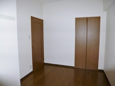 【寝室】 | リヴィエール向ヶ丘 | 洋室5.6帖☆クローゼットがあります♪お洋服がスッキリ収納できて、整理しやすくなりますね☆