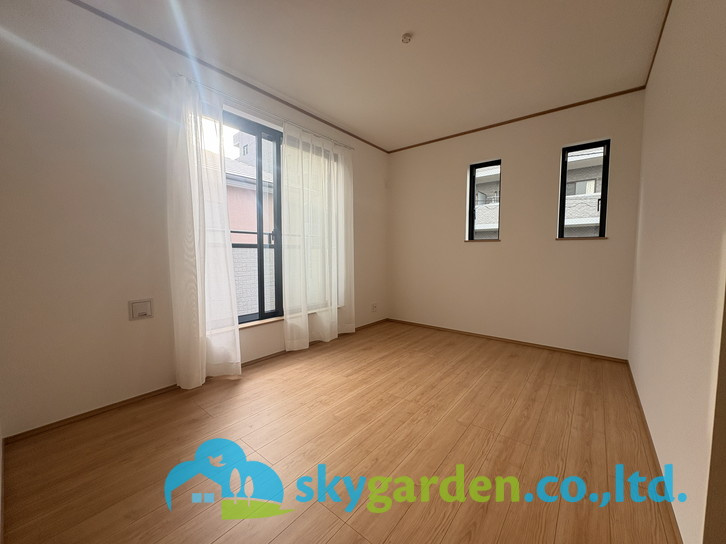 茅ヶ崎市香川４丁目　新築戸建　全１棟の寝室|開放的な寝室です