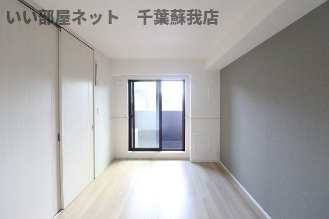 シンシアの寝室|広くて明るい寝室