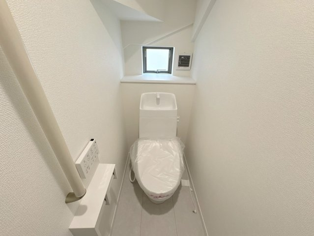 【商談中】ハートフルタウン　各務原市鵜沼東町　全3区画分譲のトイレ|超表面平滑加工とイオンパワーの「セフィオンテクト」加工で、汚れが付きにくく落ちやすい仕様です。