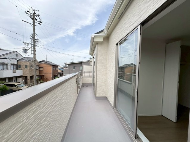【商談中】ハートフルタウン　各務原市鵜沼東町　全3区画分譲のバルコニー|バルコニーは南向きで洗濯物もよく乾きます！強度と表面積硬度を持つFPRで防水しています。