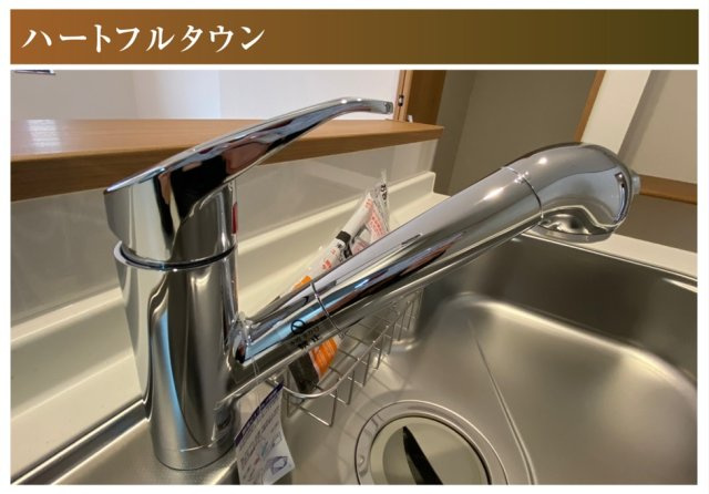 【商談中】ハートフルタウン　各務原市鵜沼東町　全3区画分譲のキッチン|お手入れが楽なステンレスをワークスペース部分に使用した機能的で美しいシステムキッチンを使用しています