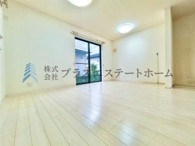 【居間・リビング】 | 垂水区西舞子3丁目戸建 | 白基調でスッキリとした感じのリビングです♪