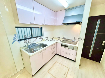 【キッチン】 | 垂水区西舞子3丁目戸建 | かわいいピンクのキッチン♪IHコンロで小さいお子様でも安心に使用できます♪