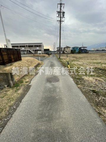 ６６３７４　大垣市長松町土地の前面道路含む現地写真
