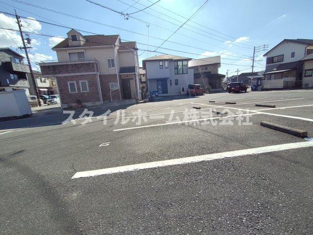 LENOX Residenceの駐車場