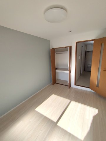 LENOX Residenceの居間・リビング|同建物内別部屋の写真です。