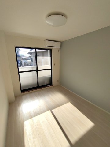 LENOX Residenceの居間・リビング|同建物内別部屋の写真です。